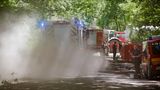 Auch Großgerät der Feuerwehr kommt bei der Brandbekämpfung zum Einsatz