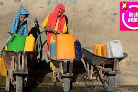 Kinder befüllen Wasserkanister in Kandahar, Afghanistan