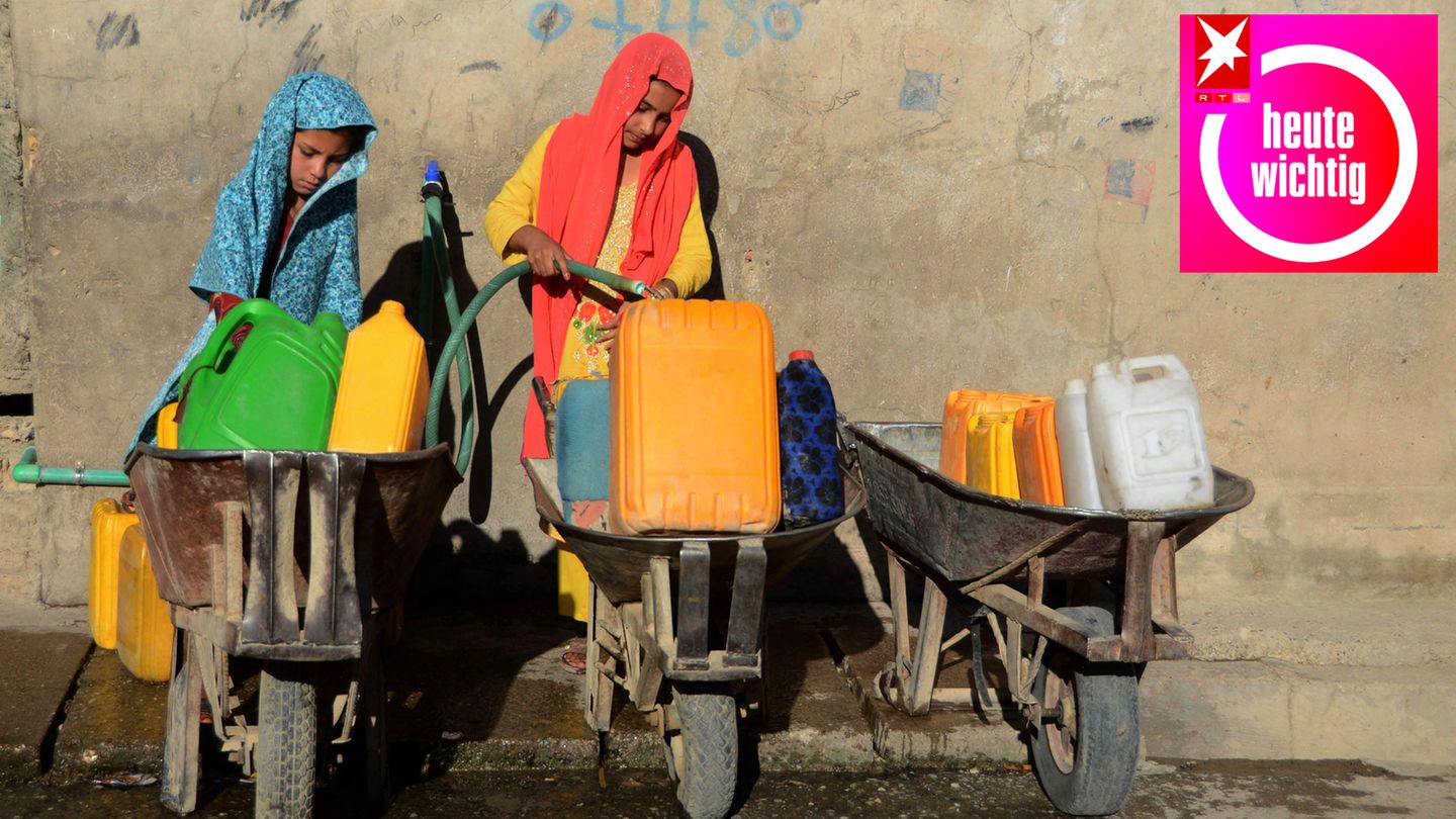 Kinder befüllen Wasserkanister in Kandahar, Afghanistan