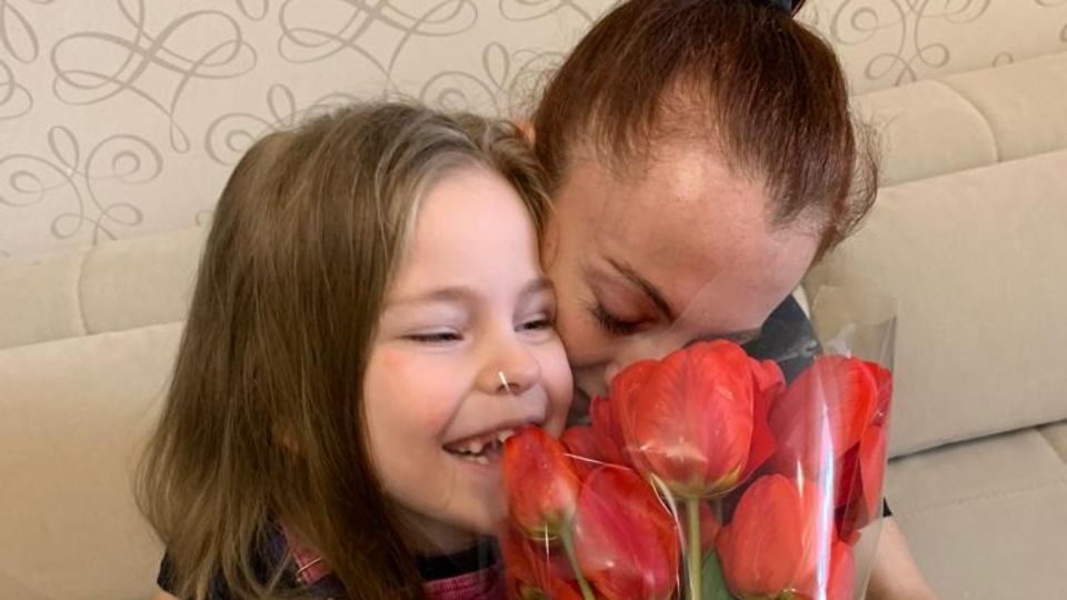 Inessa und ihre Tochter Anna umarmen sich