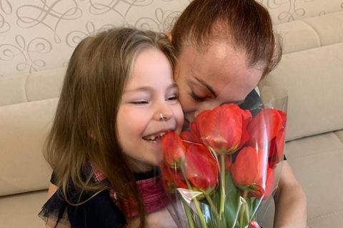 Inessa und ihre Tochter Anna umarmen sich