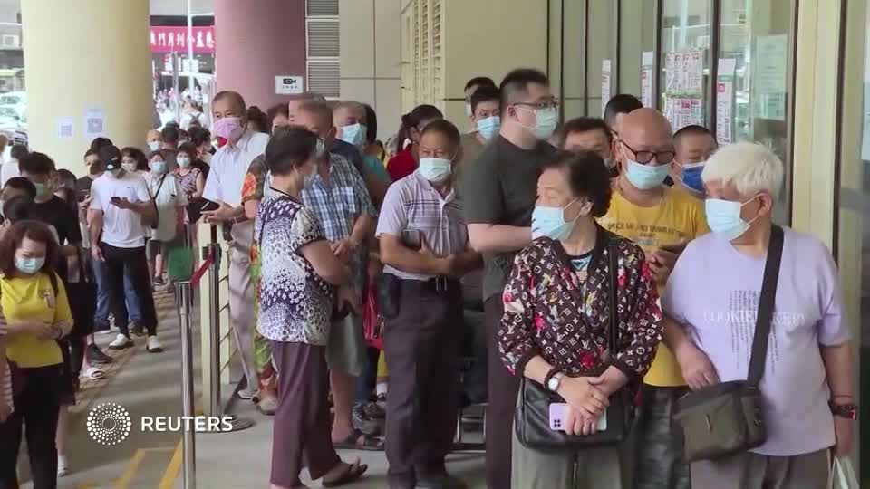 Video: Schlange stehen in Macau: Spielerparadies testet Bevölkerung auf Covid-19 Video: Schlange stehen in Macau: Spielerparadies testet Bevölkerung auf Covid-19