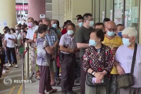 Video: Schlange stehen in Macau: Spielerparadies testet Bevölkerung auf Covid-19