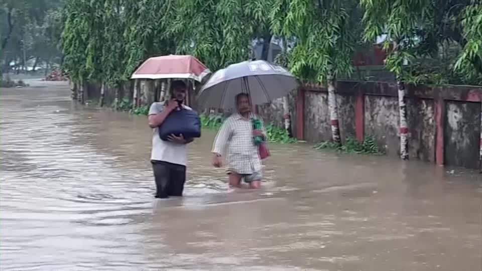Video: Monsun setzt Teile Bangladeschs unter Wasser Video: Monsun setzt Teile Bangladeschs unter Wasser