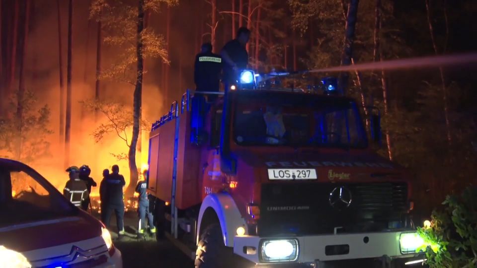 Sehen Sie im Video: Bilder zeigen Löscharbeiten aus der Nacht – Waldbrand bei Treuenbrietzen mittlerweile unter Kontrolle.