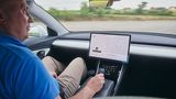 Das Tesla Model 3 wird per Joystick gesteuert und bewegt