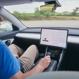 Das Tesla Model 3 wird per Joystick gesteuert und bewegt