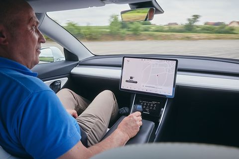 Das Tesla Model 3 wird per Joystick gesteuert und bewegt