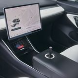 Das Tesla-Cockpit ist aufgeräumt - das Lenkrad fehlt