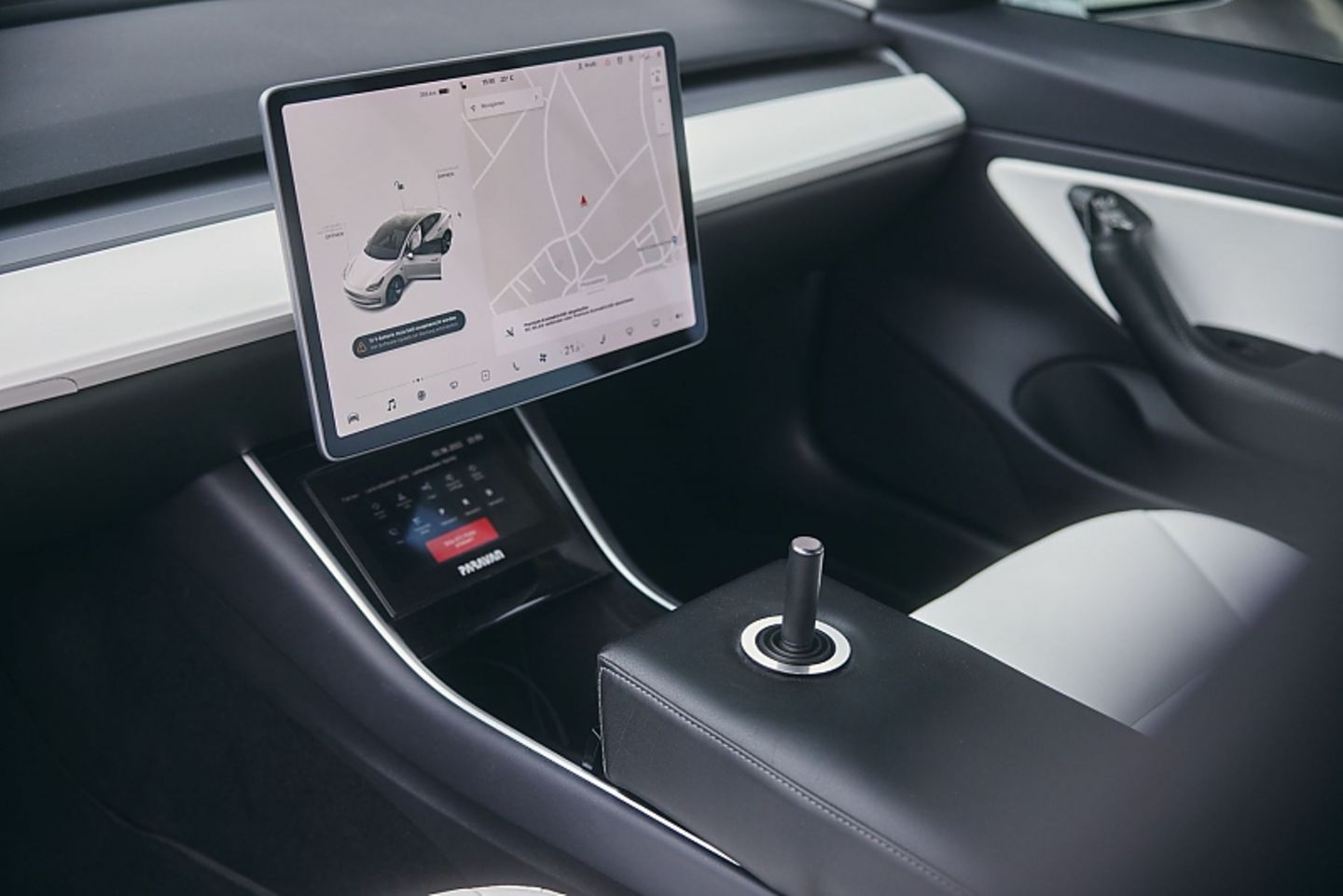 Das Tesla-Cockpit ist aufgeräumt - das Lenkrad fehlt