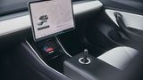 Das Tesla-Cockpit ist aufgeräumt - das Lenkrad fehlt