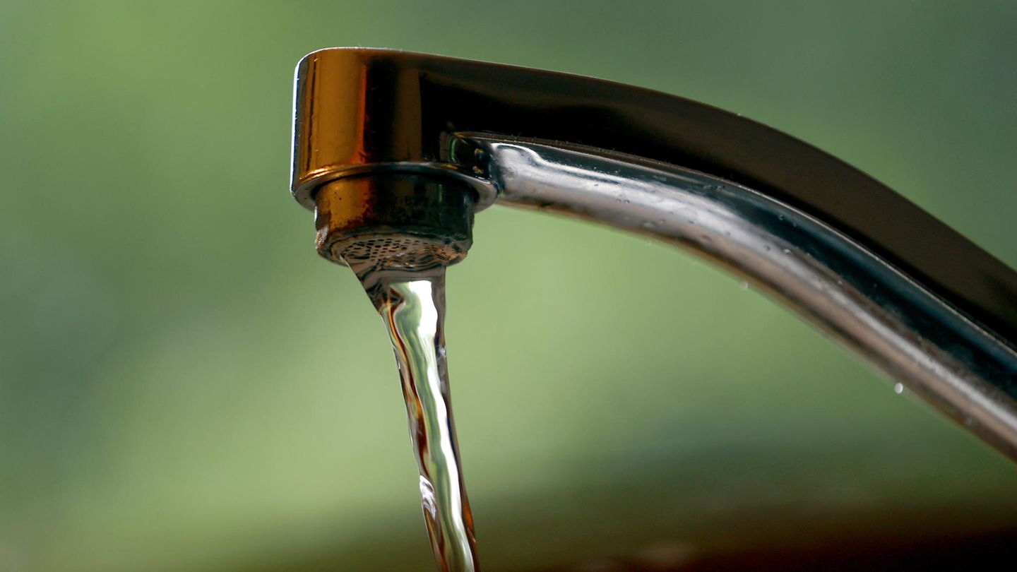 Trinkwasser fließt aus einem Wasserhahn