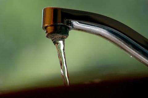Trinkwasser fließt aus einem Wasserhahn