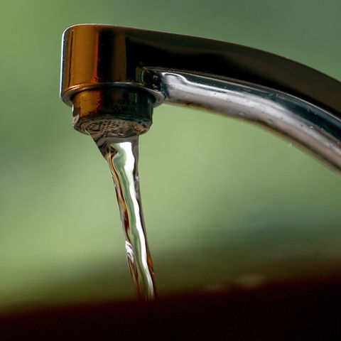 Trinkwasser fließt aus einem Wasserhahn
