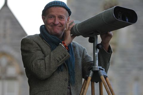 Steve Feltham steht vor einem riesigen Fernglas