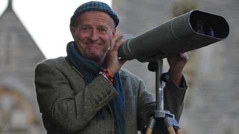 Steve Feltham steht vor einem riesigen Fernglas
