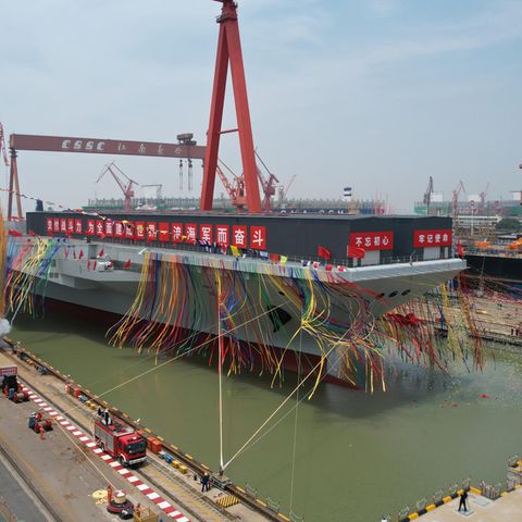 Die Zelt auf dem Deck verbergen die Katapulte.  