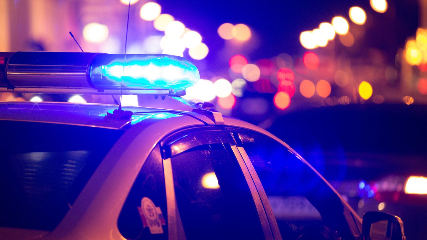 Ein US-Polizeiwagen steht auf einer Straße als Symbolfoto für eine Schießerei in den USA