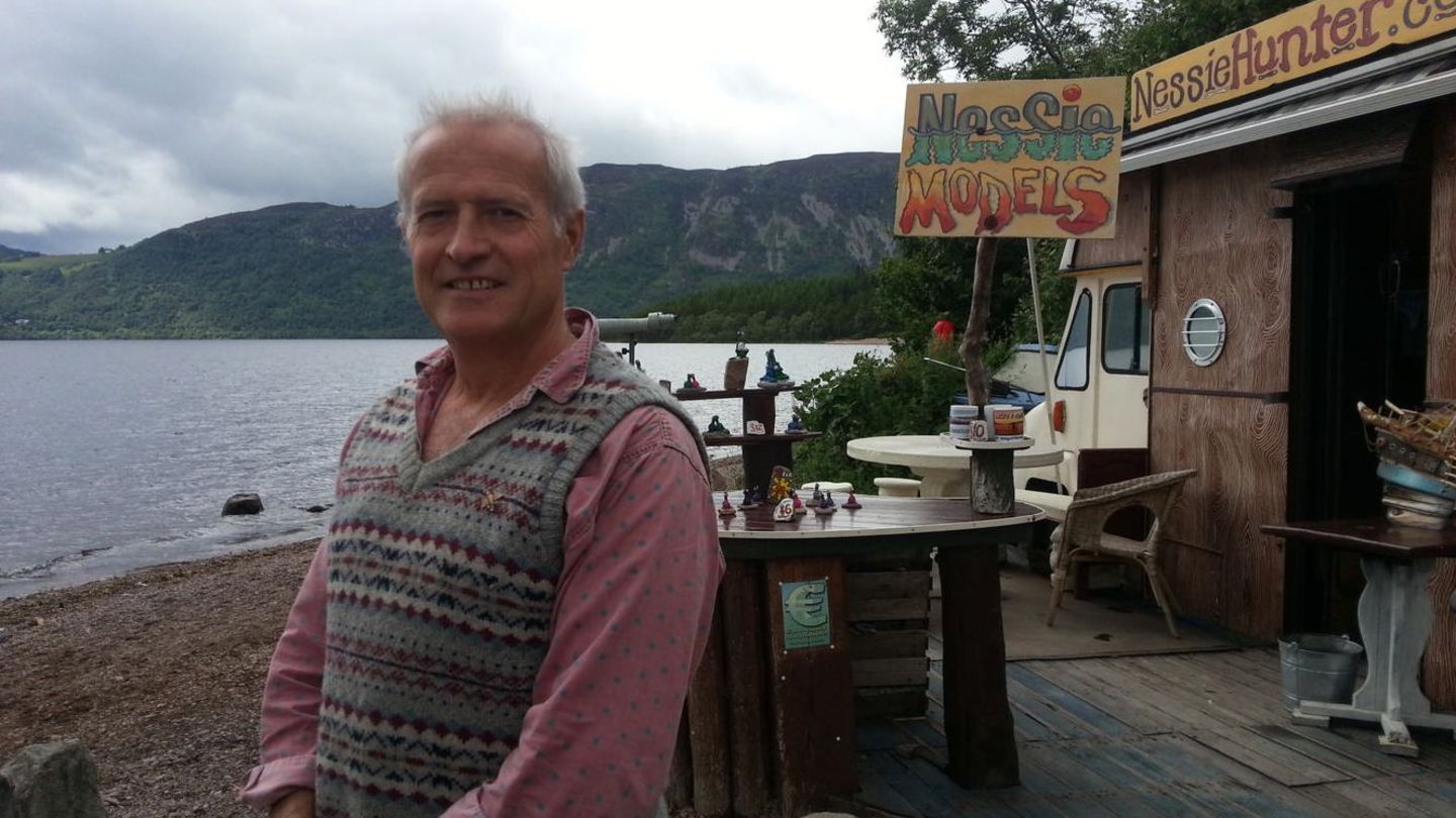 Steve Feltham Loch Ness Steve Feltham neben seinem Van