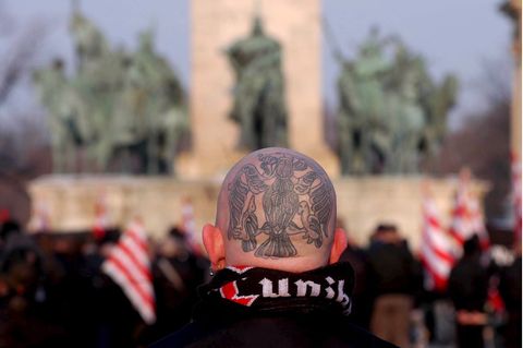 Ein Mitglied von Blood and Honour bei einem Treffen in Budapest