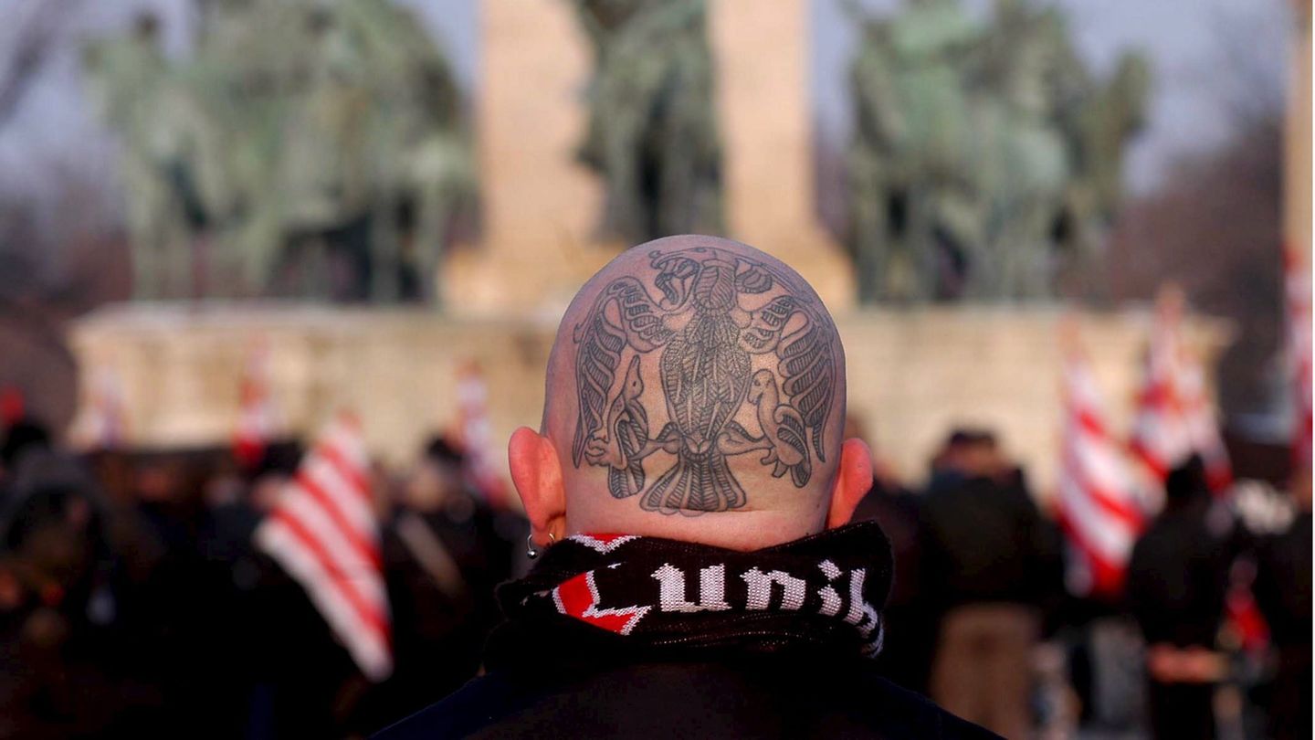 Ein Mitglied von Blood and Honour bei einem Treffen in Budapest