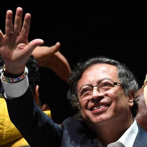 Gustavo Petro feiert den Wahlsieg vor Anhängern