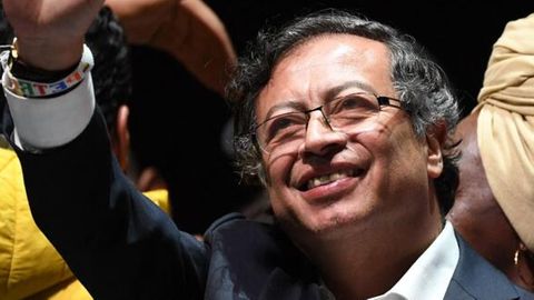 Gustavo Petro feiert den Wahlsieg vor Anhängern