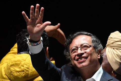 Gustavo Petro feiert den Wahlsieg vor Anhängern
