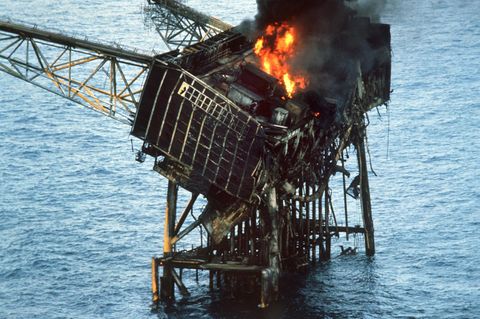 Blick auf die brennende Ölplattform "Piper Alpha" am 7.7.1988.