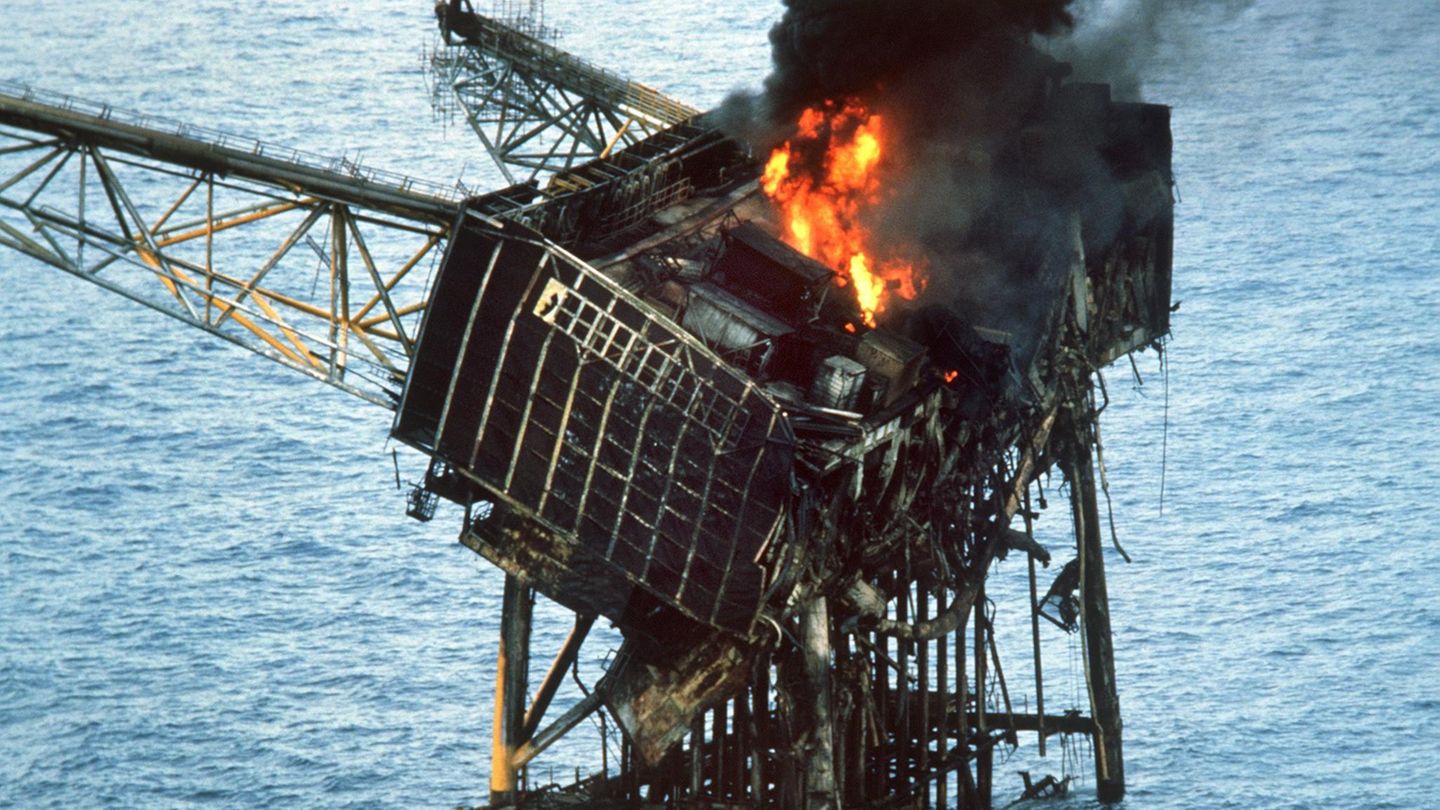 Blick auf die brennende Ölplattform "Piper Alpha" am 7.7.1988.