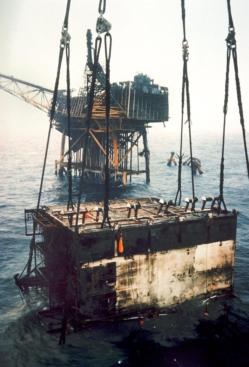 Im Oktober 1988 werden Teile der "Piper Alpha" aus der Nordsee geborgen