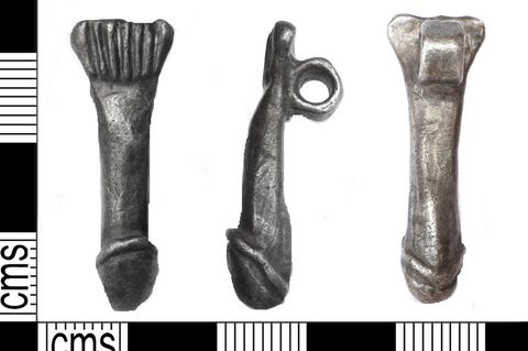 Britin findet mit Metalldetektor antikes Penis-Amulett