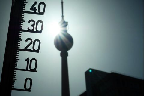 Hitze: Ein Thermometer im Gegenlicht mit dem Berliner Fernsehturm im Hintergrund