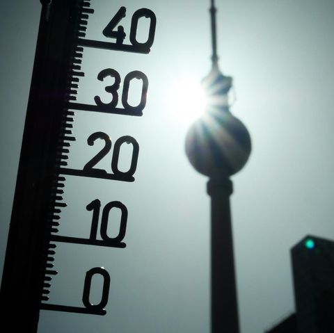 Hitze: Ein Thermometer im Gegenlicht mit dem Berliner Fernsehturm im Hintergrund
