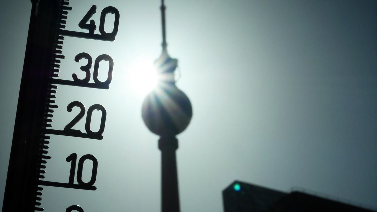 Hitze: Ein Thermometer im Gegenlicht mit dem Berliner Fernsehturm im Hintergrund