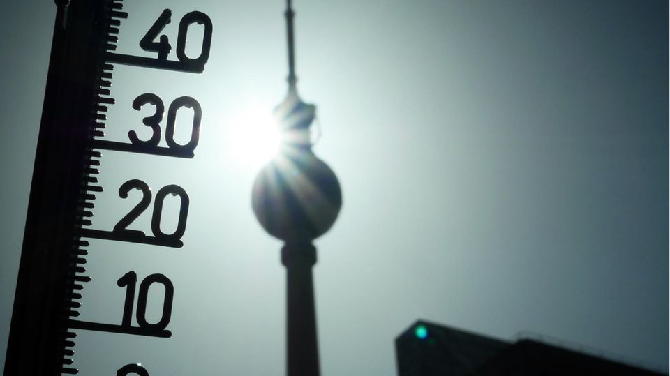 Hitze: Ein Thermometer im Gegenlicht mit dem Berliner Fernsehturm im Hintergrund