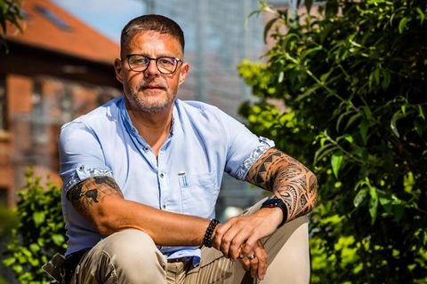 Priester Frank Kribber posiert im Hof der JVA Lingen