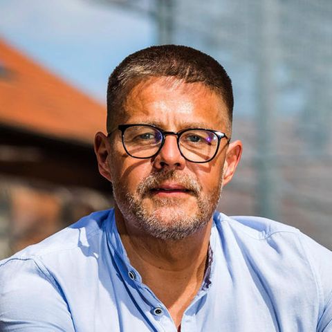 Priester Frank Kribber posiert im Hof der JVA Lingen