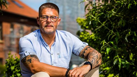 Priester Frank Kribber posiert im Hof der JVA Lingen