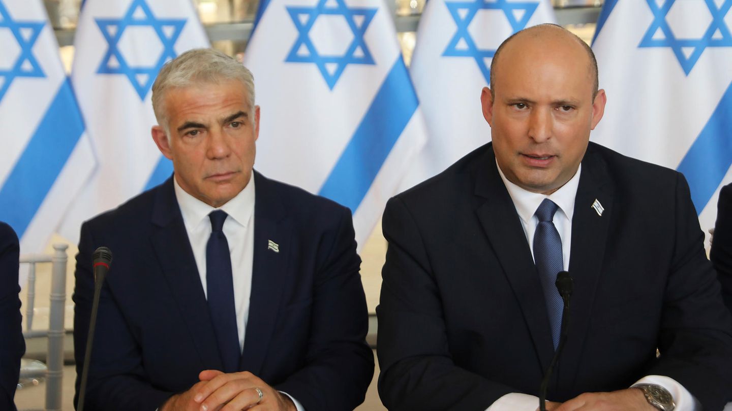 Naftali Bennett, Ministerpräsident von Israel (r.) und Außenminister Jair Lapid