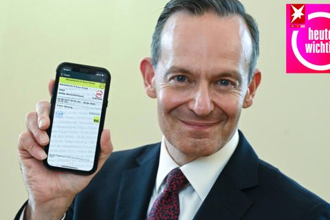 Verkehrsminister Volker Wissing zeigt stolz sein 9-Euro-Ticket