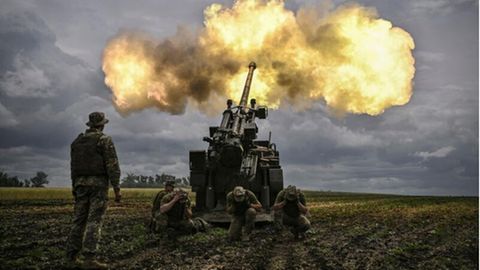 Ukrainische Soldaten feuern auf russische Truppen an der umkämpften Frontlinie im Donbass