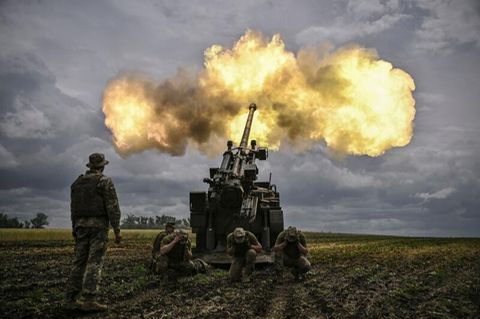 Ukrainische Soldaten feuern auf russische Truppen an der umkämpften Frontlinie im Donbass
