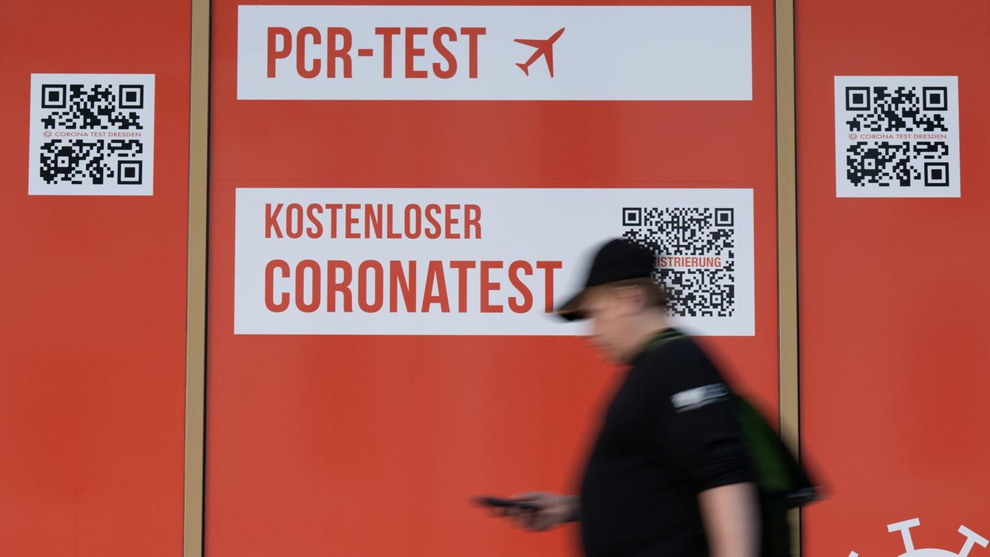 Ein Passant geht an einem Corona-Testcenter entlang