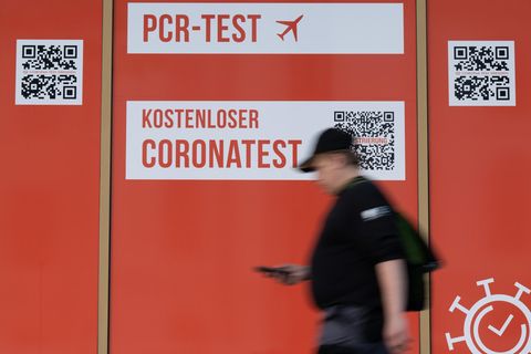Ein Passant geht an einem Corona-Testcenter entlang