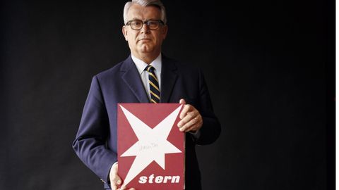 Henri Nannen hält das stern-Logo mit seiner Unterschrift in den Händen