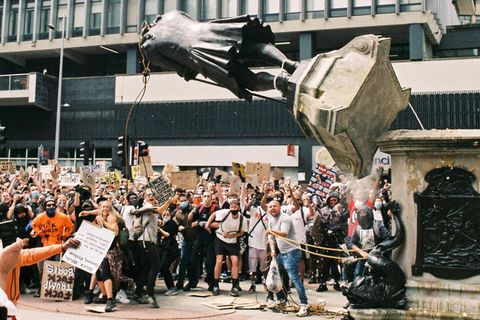 Demonstranten reißen in Bristol die Statue von Edward Colston vom Sockel