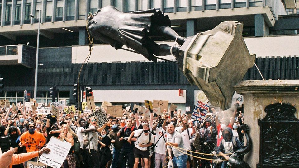 Demonstranten reißen in Bristol die Statue von Edward Colston vom Sockel