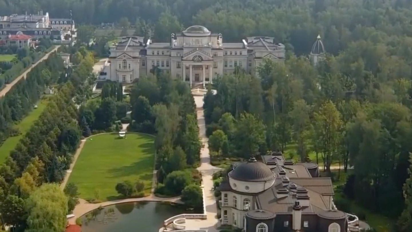 Gazprom boss Alexei Miller is said to live in a 0 million mansion