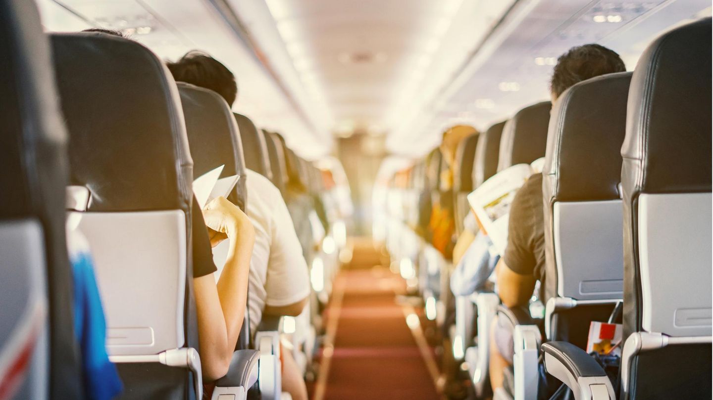 Sitze im Innenraum eines Flugzeugs